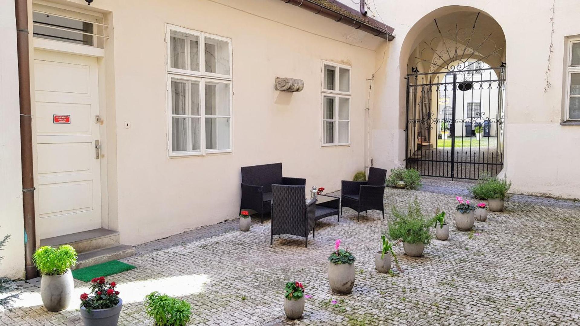 Apartments Tynska 7 Prague Luaran gambar